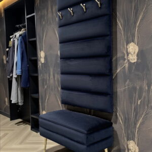 Garderoba z pufą otwieraną GLAMOUR w kolorze czarnym i dodatkami złotymi